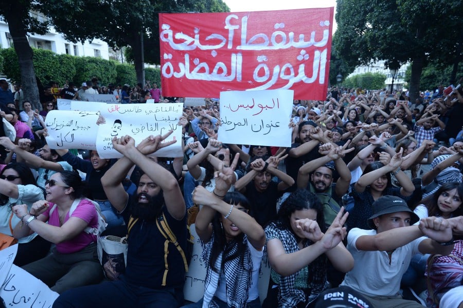 Tunisia: Hundreds protest media law