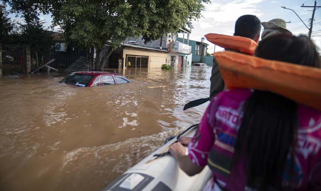 Brazil: Fresh rains pound flood-hit south as evacuations double