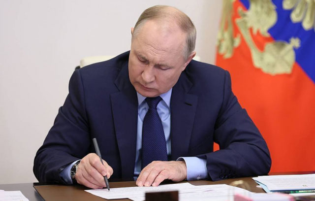 Russia: Pres Putin signs decree to allow confiscation of US property