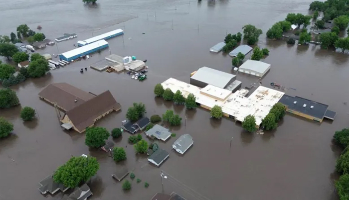 US Midwest floods : One dead and hundreds of homes destroyed