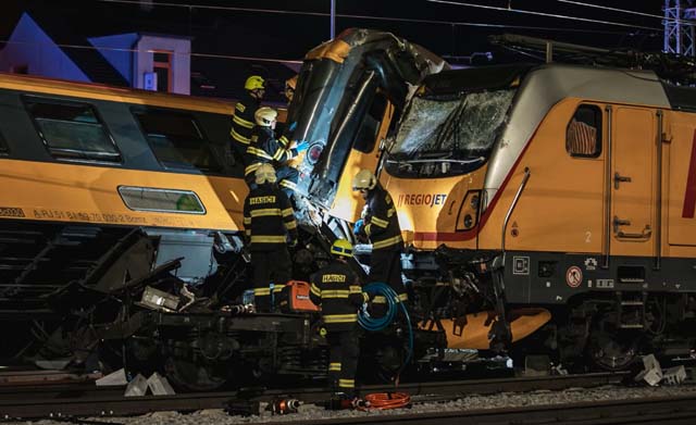 Czech Republic: Four dead, dozens injured in express-freight train head-on collision