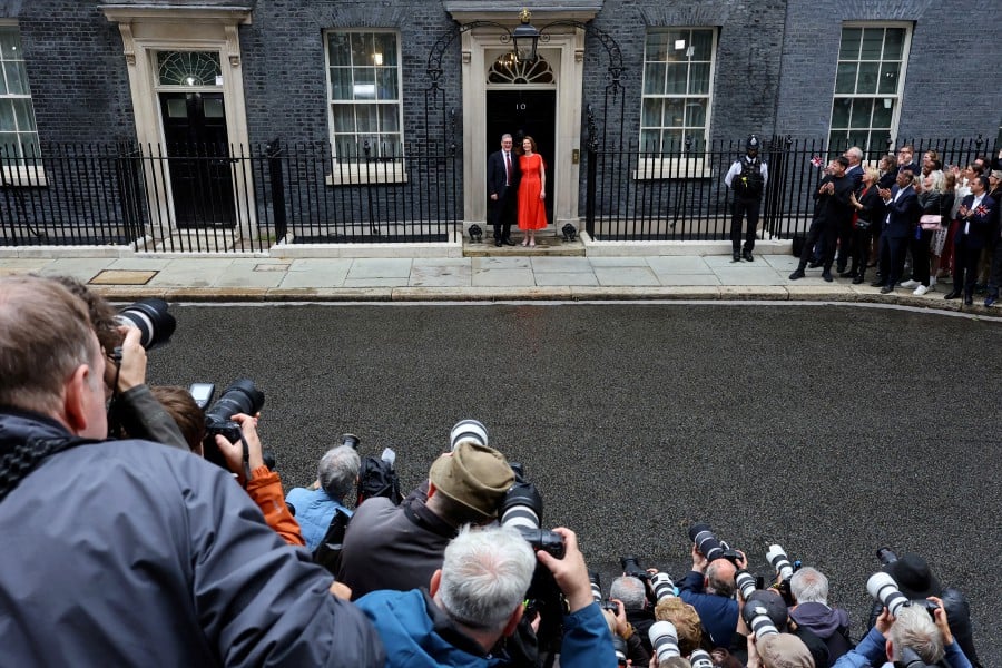 UK: New PM Starmer speaks to world leaders, names top team