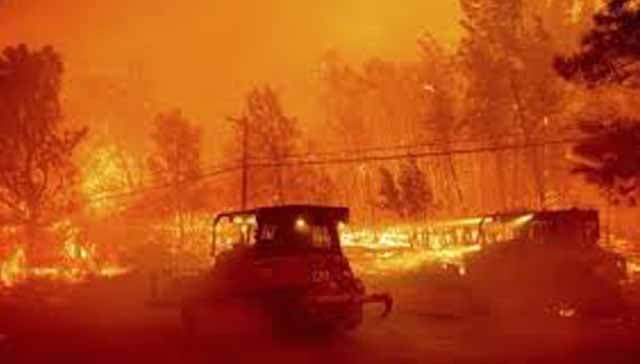 US wildfires: Thousands flee fast-spreading wildfire in northern California