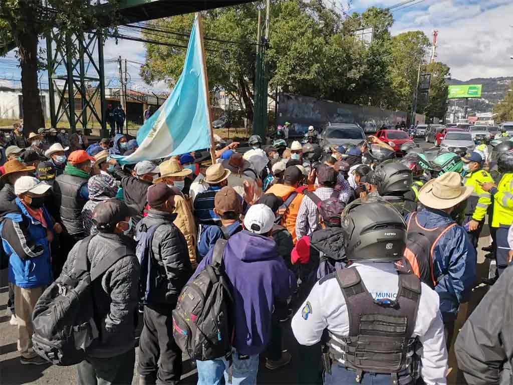 Guatemalan nurses block roads demanding job improvements