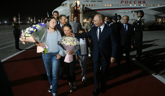 Russian Pres Putin meets freed Russian prisoners at Moscow airport; US Pres Biden thanks Turkish Pres Erdogan for role in prisoner swap