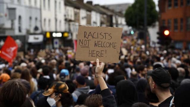 UK: Anti-racism protesters take to streets after days of far-right unrest