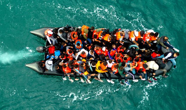 UK: 700 migrants cross English Channel from France to Britain in small boats – highest number in a day