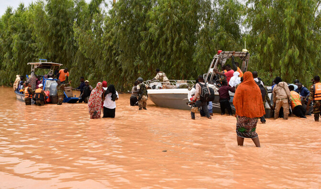 Niger: Capital Niamey surrounded by flood waters