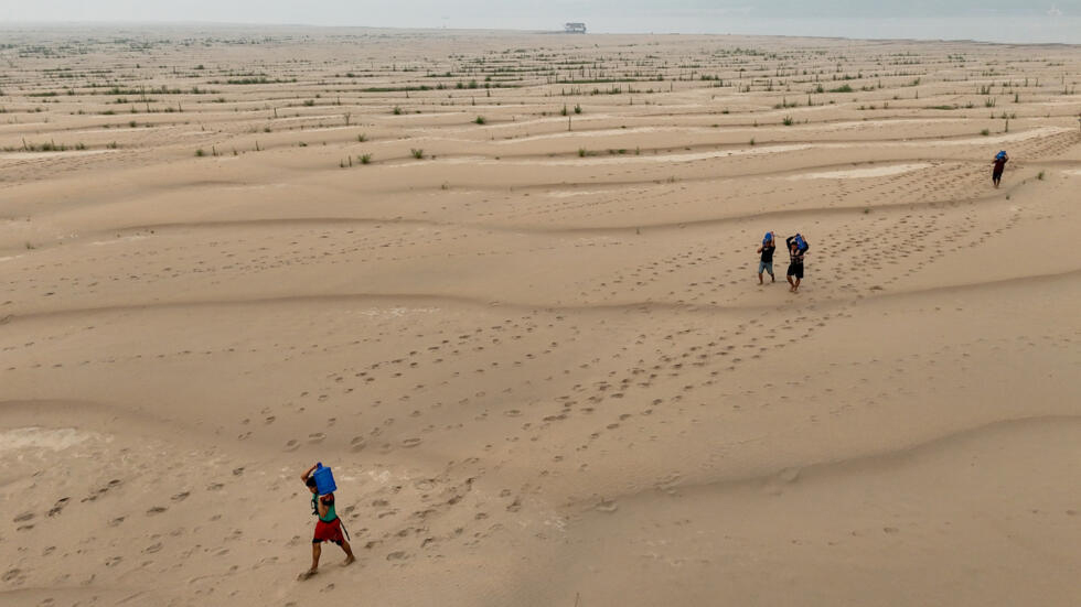 Brazil: An Amazon river dries up, creating hellish crossing for villagers