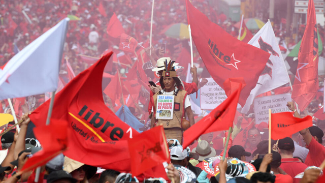 Honduras: Thousands rally in support of embattled Pres Castro