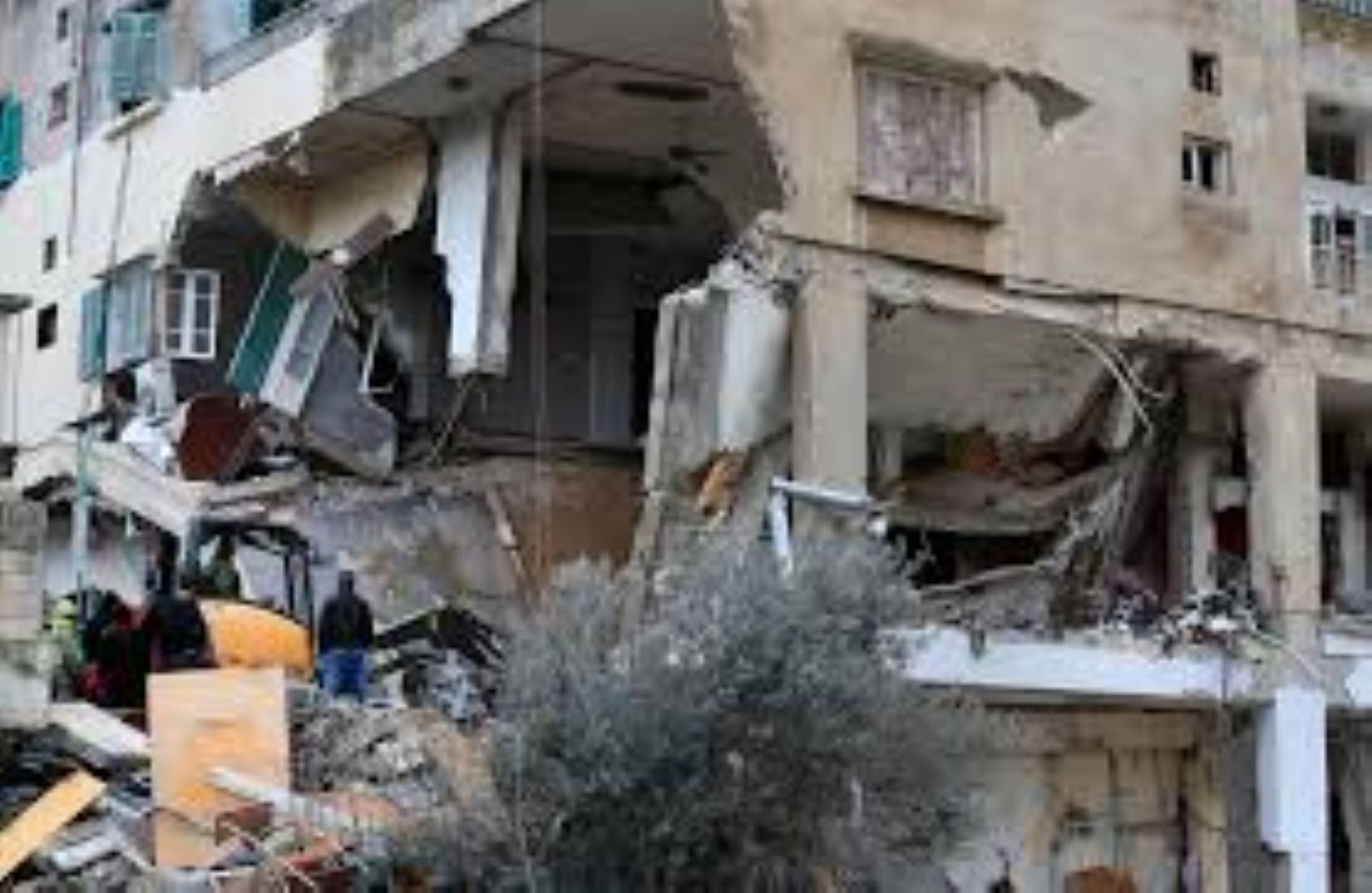 One Killed, Seven Injured In Zionist Airstrike On Lebanese Town