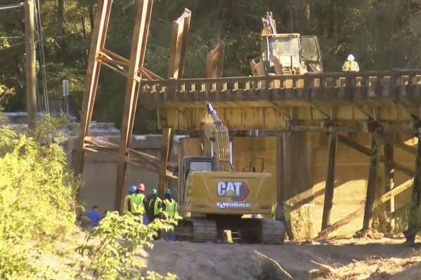 US: 3 dead and 4 injured in collapse of Mississippi bridge being prepped for demolition