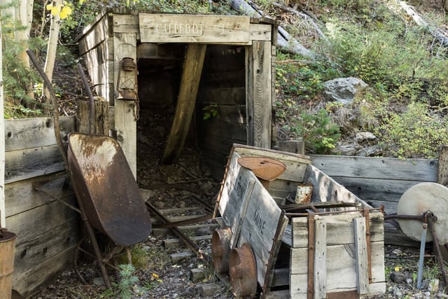 US “Old West” mine tour: One killed, 12 people trapped in disused Colorado gold mine