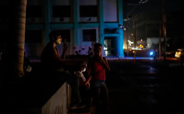 Cuba: Hurricane leaves six dead as power blackout eases