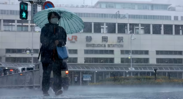 Strong Winds, Heavy Rain Hit Western, Eastern Japan