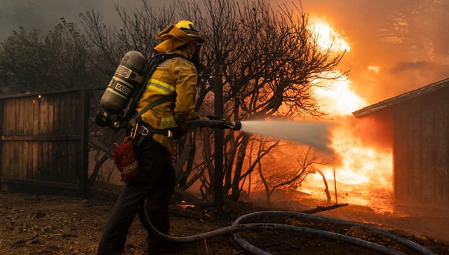 US wildfires: Thousands told to flee wildfire near Los Angeles