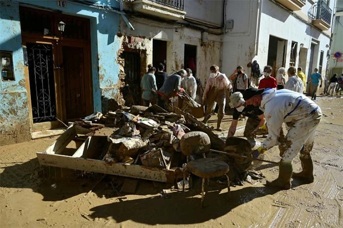 Spain PM announces fresh floods aid of almost 3.8 bn euros