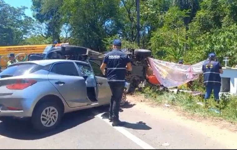 German Consul in Asunción, husband and son killed in multiple-car crash; drunken driver causing the accident detained