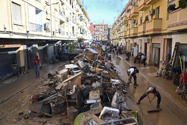 Spain flood deaths top 205, hopes fade for missing