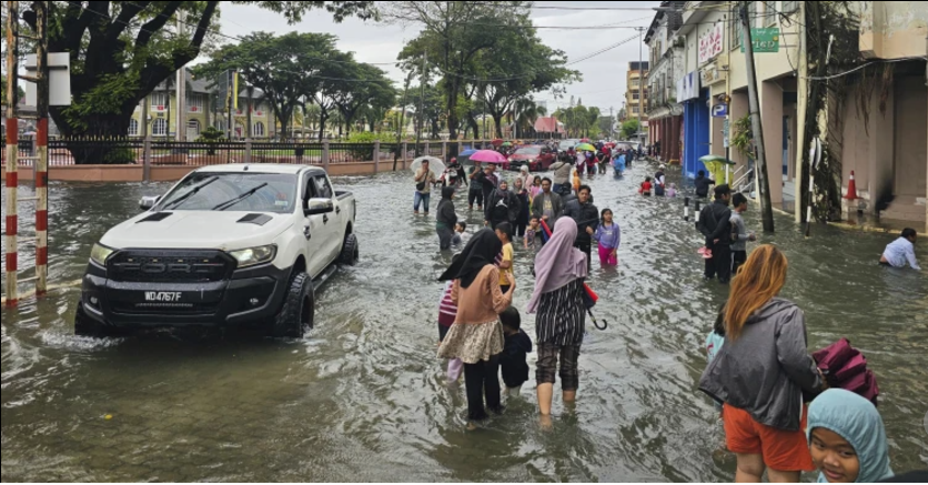 Worsening floods displace over 140,000 in Malaysia