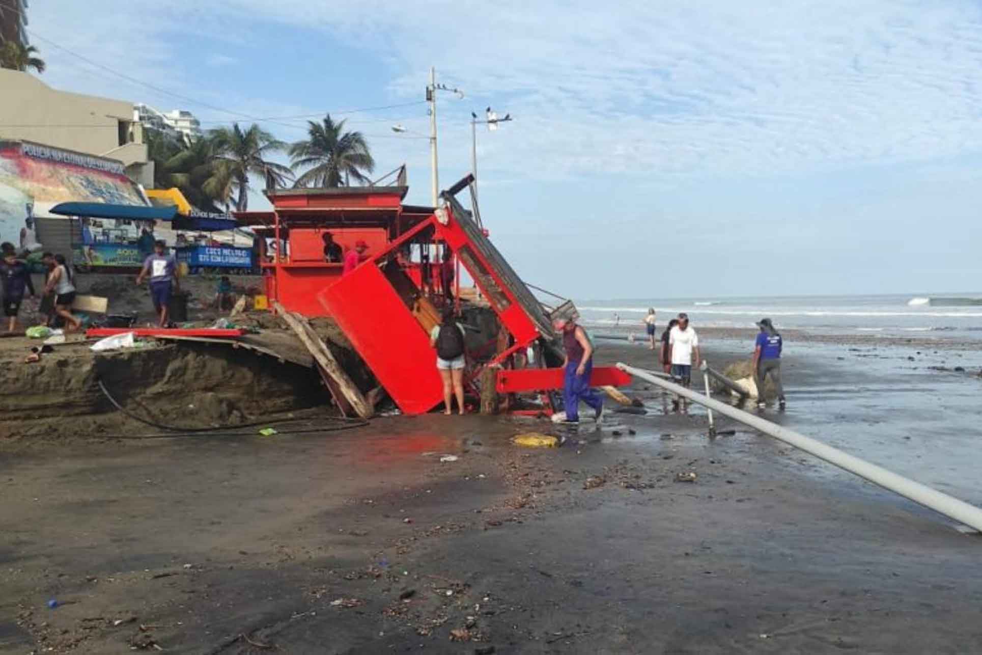 Ecuador: Huge waves leave three dead and material damage