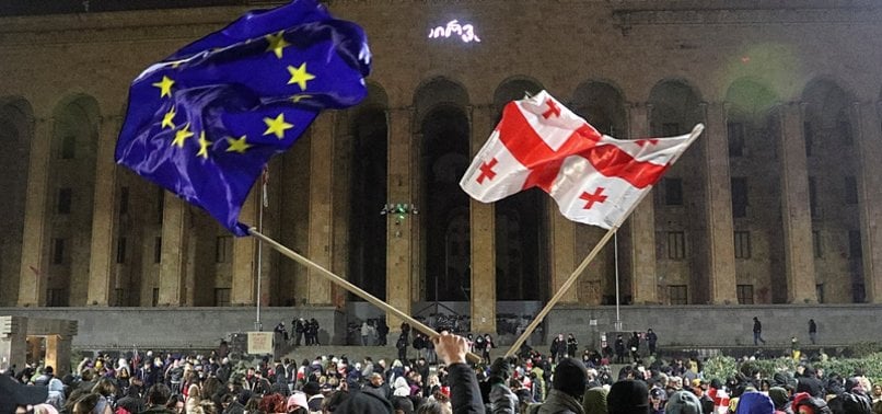 Georgia: Thousands of pro-EU protesters march on parliament