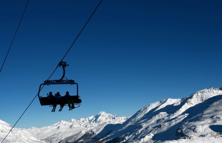 Over 200 skiers rescued by helicopter from chairlift in French Alps