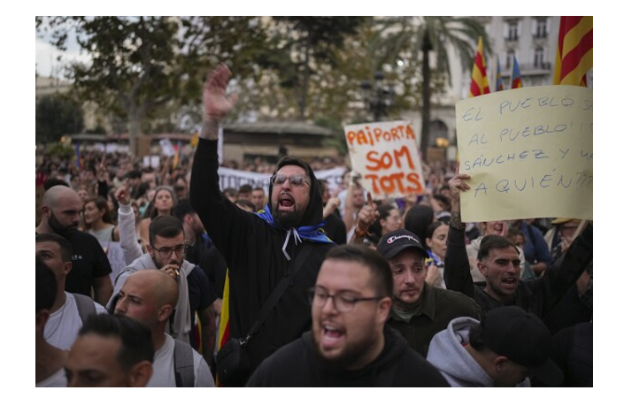 Spain: Tens of thousands protest over flood response