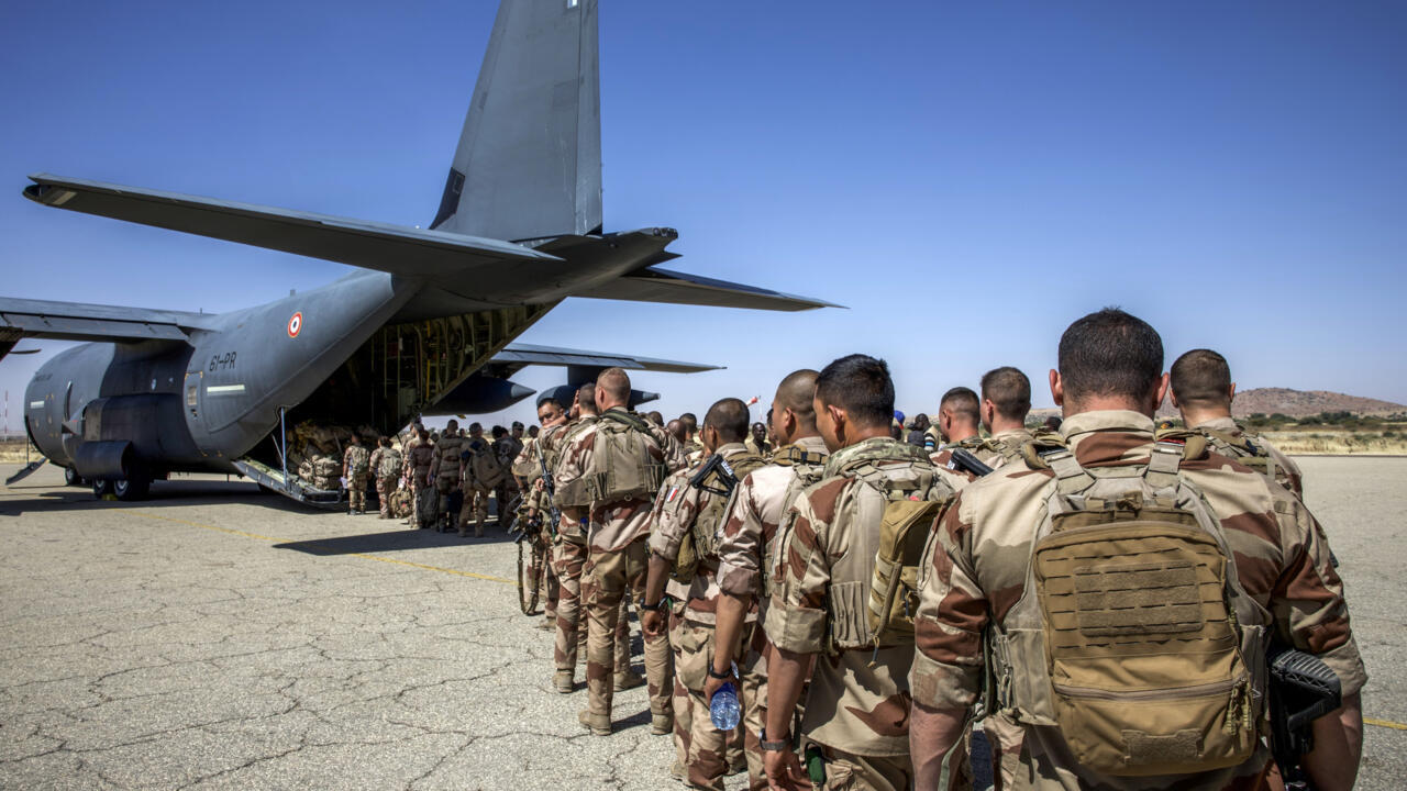 Chad: France hands over Abeché base ahead of troop withdrawal