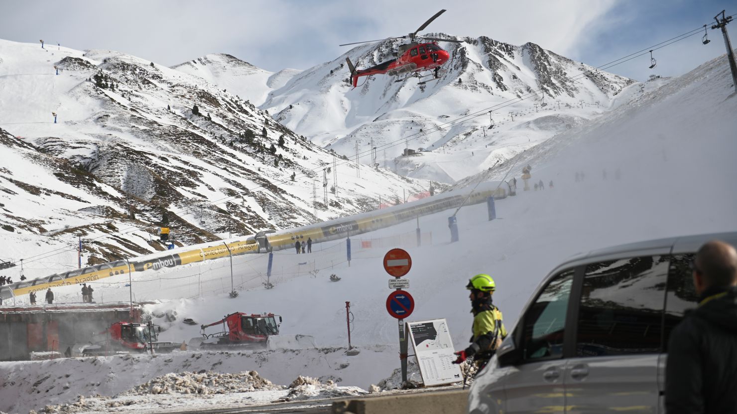 Spain: Ski lift at Aragon resort collapses, injuring dozens