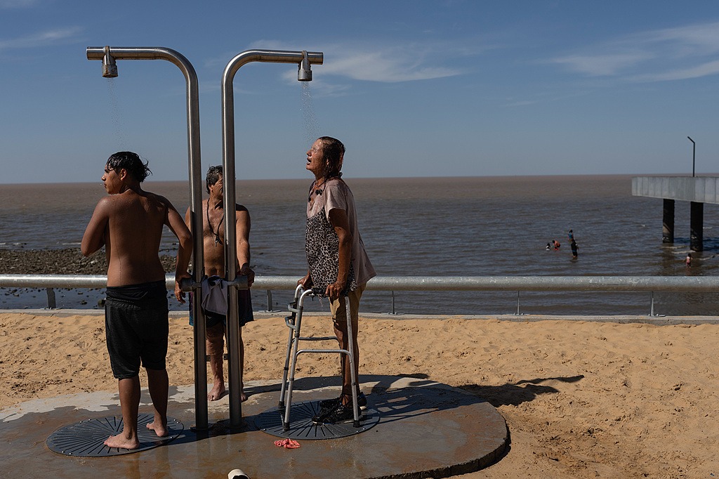 Argentina faces new heat wave as hundreds of thousands lose power